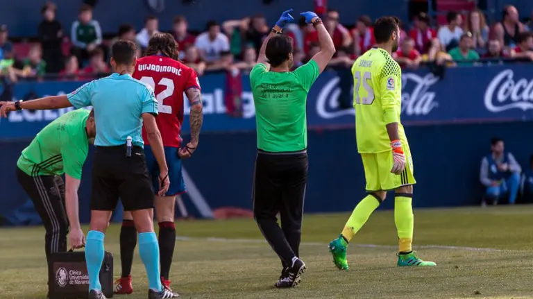 Vujadinovic se lesionó ante el Sporting. Íñigo Alzugaray.
