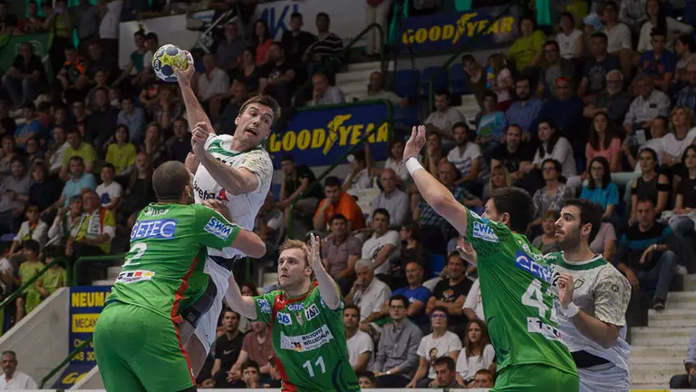 El Helvetia Anaitasuna se enfrenta al Magdeburgo alemán en el partido de ida de la eliminatoria de cuartos de final de la Copa EHF. PABLO LASAOSA 45