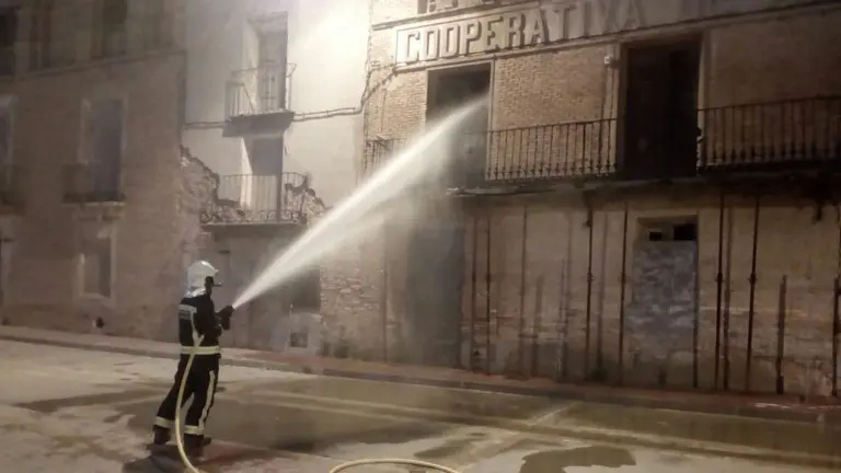 Los bomberos sofocan un incendio en la antigua cooperativa de agricultores de Milagro