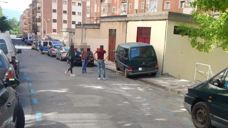 Herido tras intentar frenar que una furgoneta sin freno de mano se estampase contra su veh&iacute;culo