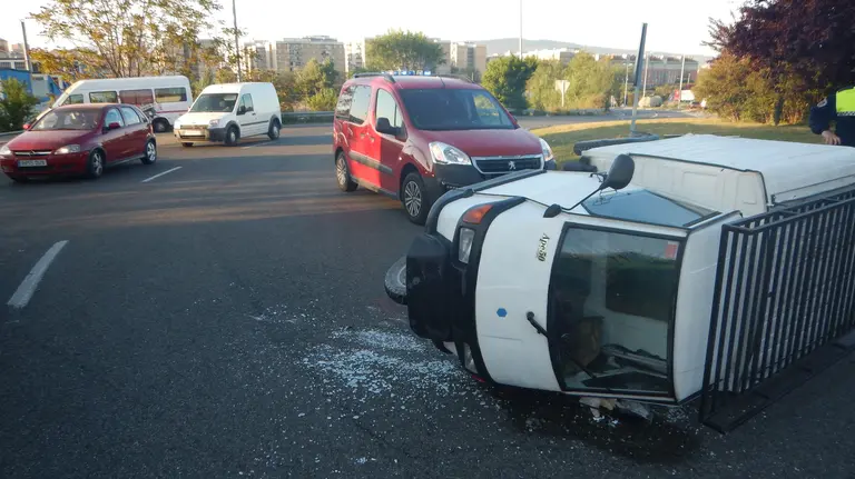 Accidente en Pamplona por colisión entre un vehículo y un ciclomotor de 3 ruedas