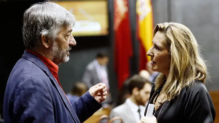El portavoz de Geroa Bai, Koldo Martínez, habla con la líder popular, Ana Beltrán en el Parlamento de Navarra. EFE