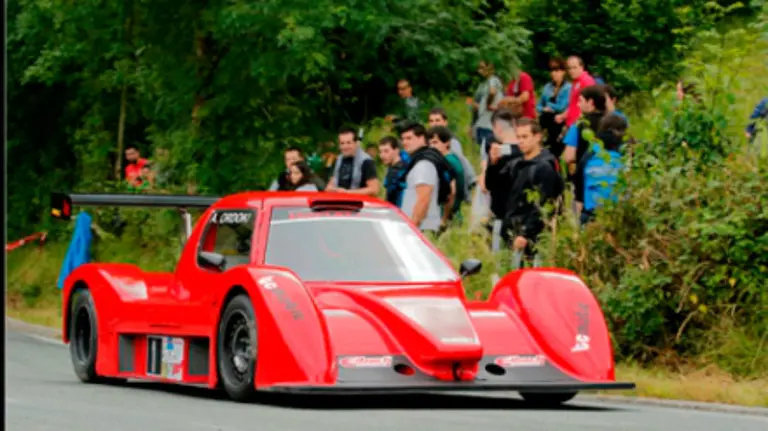 Arkaitz ordoki con su vehículo. Cedida.