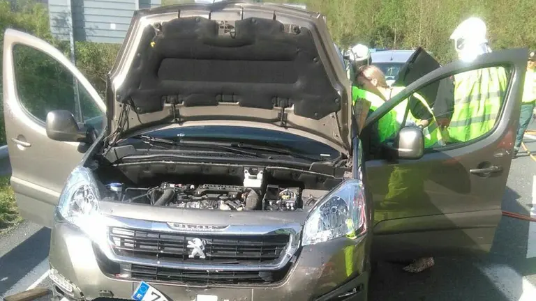 Uno de los tres vehículos implicados en el accidente de tráfico de Almandoz ocurrido este lunes 24 de abril.