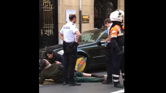 Un momento del espectáculo que montó el hombre en mitad de San Sebastián