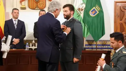 Un momento de la condecoración al teniente Arenas en Rota.