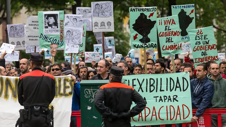 Concentración de policías de Navarra, coincidiendo con la comparecencia de la consejera María José Beaumont en el Parlamento de Navarra (17). IÑIGO ALZUGARAY