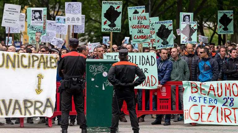Concentración de policías de Navarra, coincidiendo con la comparecencia de la consejera María José Beaumont en el Parlamento de Navarra (27). IÑIGO ALZUGARAY
