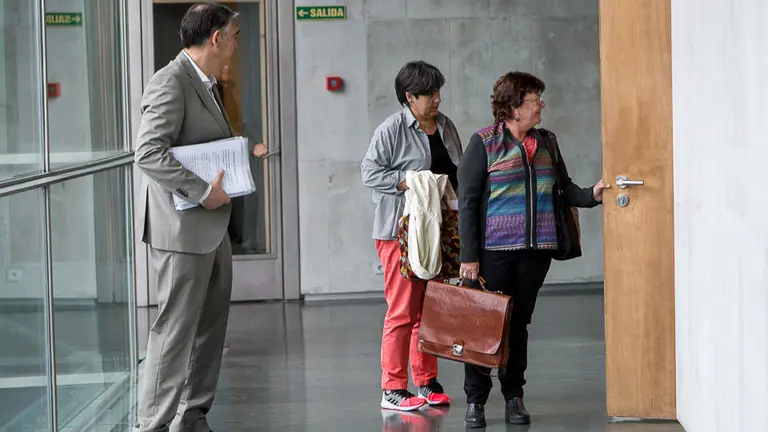 Concentración de policías de Navarra, coincidiendo con la comparecencia de la consejera María José Beaumont en el Parlamento de Navarra (33). IÑIGO ALZUGARAY