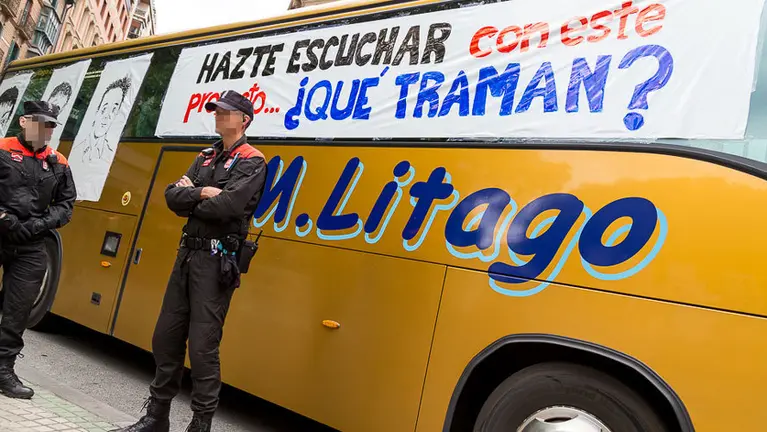 Autobús de los sindicatos de la Policía Foral usado en la protesta frente al Parlamento de Navarra. ÍÑIGO ALZUGARAY.