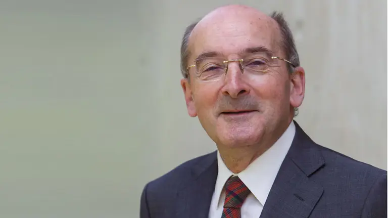 Juan Cruz Alli en la presentación de la tesis. UPNA.