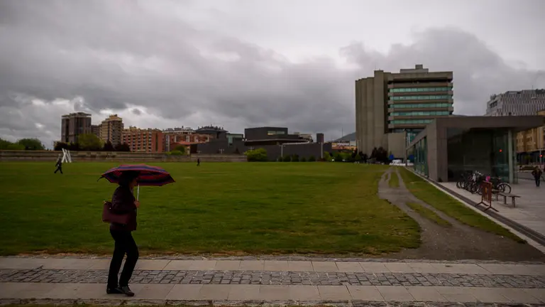 Gente pasea con paraguas por el mal tiempo en Pamplona. PABLO LASAOSA 02