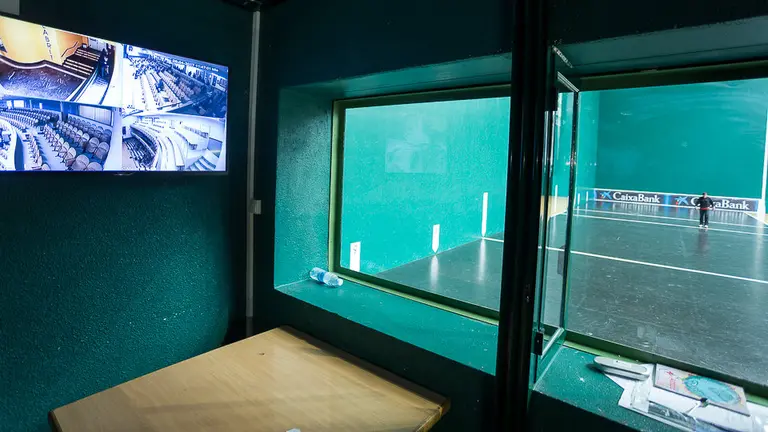 Los pelotaris navarros Oinatz Bengoetxea y Aimar Olaizola eligen el material para el partido del sábado del Campeonato Manomanista (36). IÑIGO ALZUGARAY