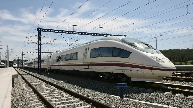 Imagen de una de las unidades Siemens de la línea del AVE que a partir de mañana recorrerá la línea de alta velocidad Madrid-Tarragona-Madrid, que hasta ahora realizaban los Talgo-Bombardier conocidas como &#34;Pato&#34;. La ministra de Fomento, Magdalena Álvarez, ha dicho hoy que la velocidad comercial máxima a la que circularán los trenes de alta velocidad en España será de 300 kilómetros por hora, aceleración que ha alcanzado hoy por primera vez un tren de esta línea. EFE/Jaume Sellart