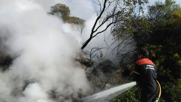 Labores de extinción de un incendio en Arellano.