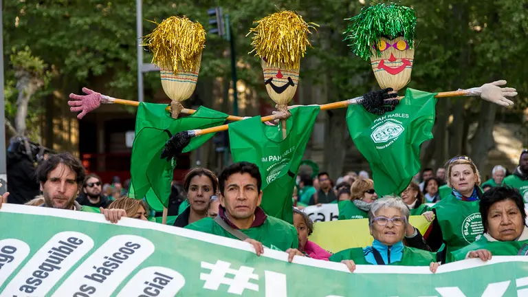 Manifestación convocada por la PAH, junto con colectivos y sindicatos, en favor de una ley que haga frente a la emergencia habitacional que sufren miles de personas (22). IÑIGO ALZUGARAY