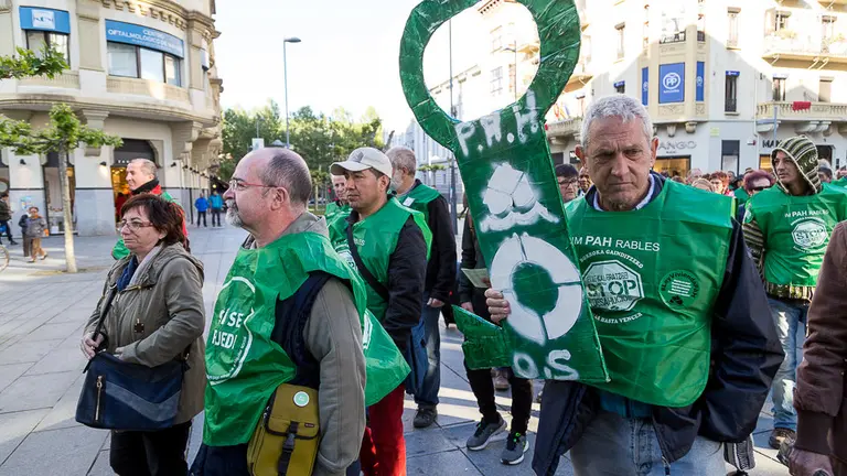 Manifestación convocada por la PAH, junto con colectivos y sindicatos, en favor de una ley que haga frente a la emergencia habitacional que sufren miles de personas (28). IÑIGO ALZUGARAY