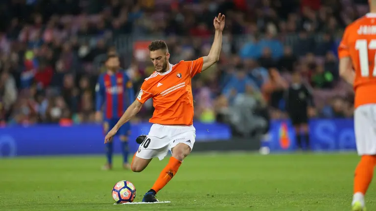El centrocampista del Osasuna Roberto Torres ha marcado un golazo de falta frente al FC Barcelona en el Camp Nou. EFE/Alejandro García