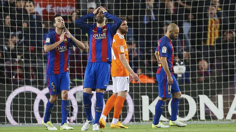 El defensa del FC Barcelona Gerard Piqué tras fallar una ocasión durante el partido de la trigésima cuarta jornada de liga en Primera División que se disputa esta noche en el estadio del Camp Nou. EFE/Alejandro García