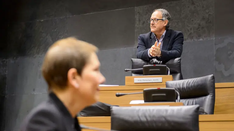 Adolfo Araiz, de EH Bildu y Uxue Barkos, presidenta del Gobierno de Navarra. . PABLO LASAOSA 00