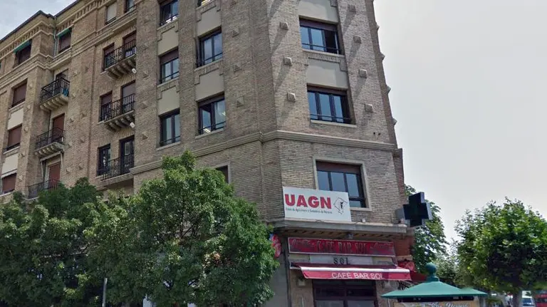 Vista del edificio de UAGN en Pamplona en la plaza de los Fueros.
