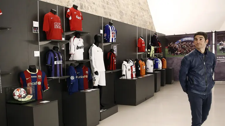 GRA274. PAMPLONA (NAVARRA) 27/04/2017.- El árbitro navarro Alberto Undiano, embajador de la muestra, observa los objetos expuestos en el Museo del Deporte que ha sido inaugurado hoy en el Baluarte de Pamplona. EFE/Jesús Diges