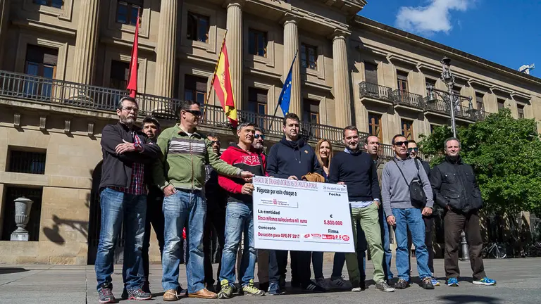Policías de Navarra entregan un 'cheque simbólico' al Gobierno de Navarra por valor de 5,8 millones de euros para que convoque una OPE en Policía Foral (06). IÑIGO ALZUGARAY