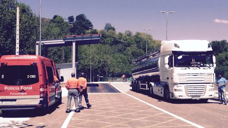 Control de la Policía Foral a camiones en Zozaia.