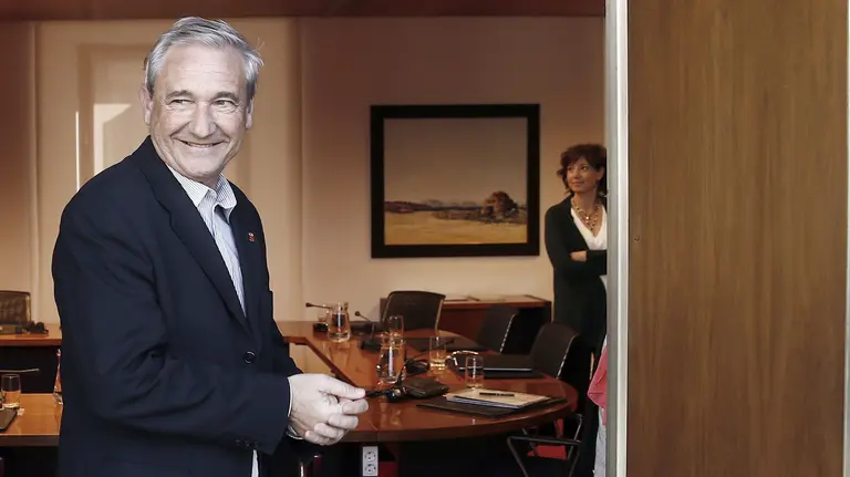 El consejero de Hacienda y Política Financiera, Mikel Aranburu, en la sala de comisiones del Parlamento de Navarra. EFE/Jesús Diges