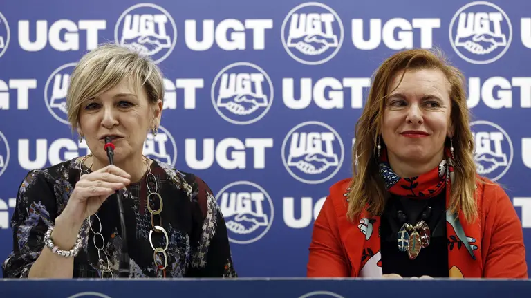 La secretaria de Acción Sindical de la UGT de Navarra, Marisol Vicente (i) y la responsable de salud laboral del sindicato, Maria José Latasa (d), durante la rueda de prensa con motivo del Día Internacional de la Seguridad y la Salud Laboral. EFE/Jesús Diges