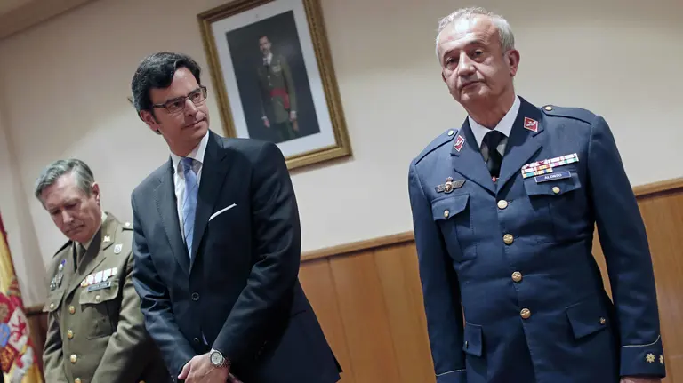 El delegado de Defensa en Navarra, el coronel Carlos Alonso Sánchez (d), y el subsecretario de Defensa, David Javier Santos (c), durante la celebración hoy del día institucional de la Delegación de Defensa en la Comunidad foral. EFE/Ivan Aguinaga