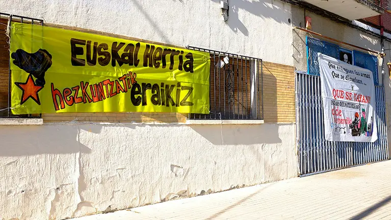 Pancartas en fiestas de la Chantrea con consignas a favor de los presos etarras y en contra de las Fuerzas y Cuerpos de Seguridad del Estado.