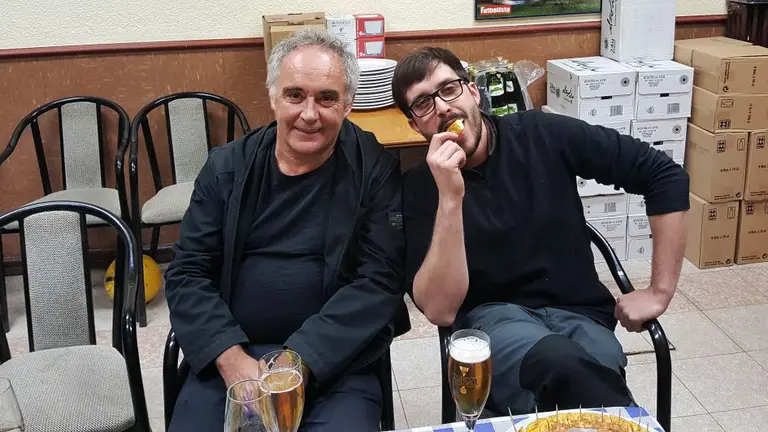 El cocinero Ferrán Adriá junto Josu Soria, uno de los miembros del jurado de Monteagudo