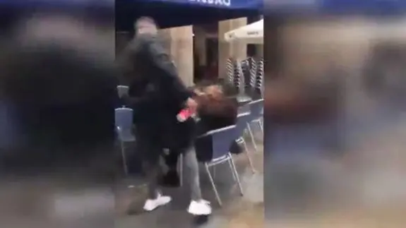 Agresión por parte de un ultra del Betis a un hombre en la Plaza Nueva de Bilbao YOUTUBE