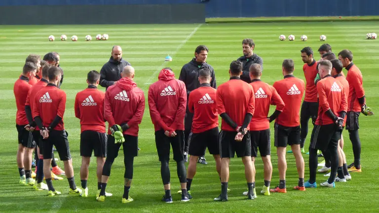 Vasiljevic habla con sus jugadores en El Sadar.