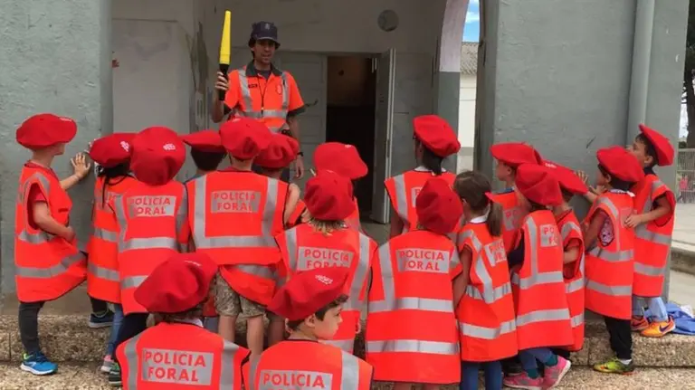 Una clase de la Policía Foral en el colegio Alfonso X El Sabio de San Adrián. Archivo/POL. FORAL