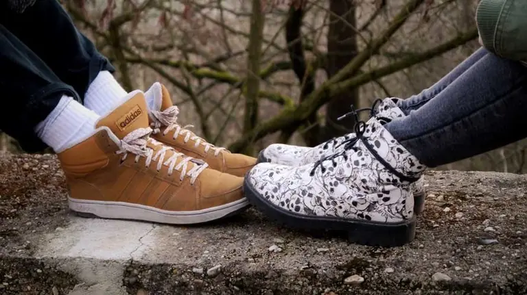 Niñas subidas sobre un muro. ARCHIVO