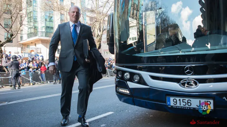 Pepe Mel junto al autobús del Deportivo. Lfp.