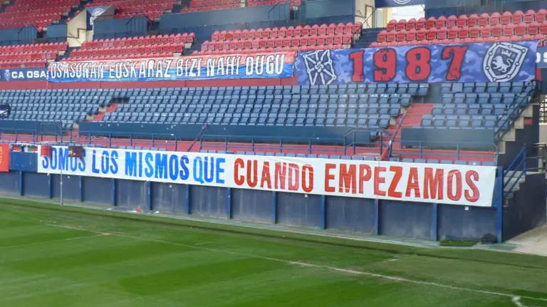 Pancarta colocada en El Sadar.