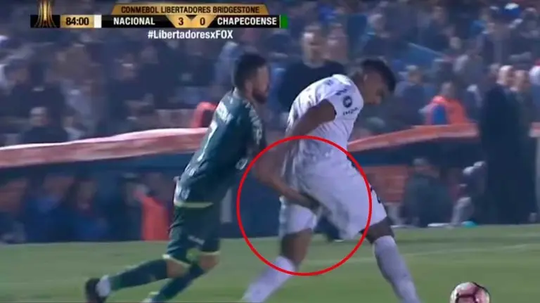 Momento en el que Rossi le mete los dedos enel culo a polenta. FOX