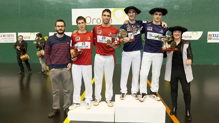 Participantes en la final del torneo de la sidra. Foto de Maialen Andrés.