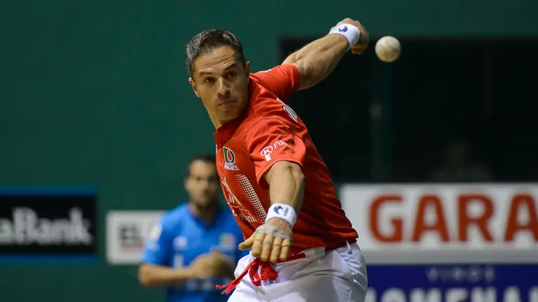 Los navarros Oinatz Bengoetxea y Aimar Olaizola se enfrentan en partido de cuartos de final del Campeonato Manomanista. PABLO LASAOSA 01
