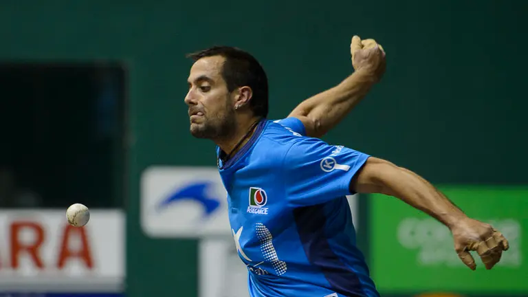 Los navarros Oinatz Bengoetxea y Aimar Olaizola se enfrentan en partido de cuartos de final del Campeonato Manomanista. PABLO LASAOSA 04