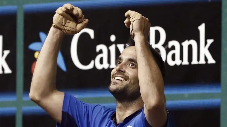 El pelotari navarro Oinatz Bengoetxea se clasificó para semifinales del Campeonato Manomanista al arrollar al también navarro Aimar Olaizola por 13-22 en el frontón Labrit de Pamplona. EFE/Jesús Diges