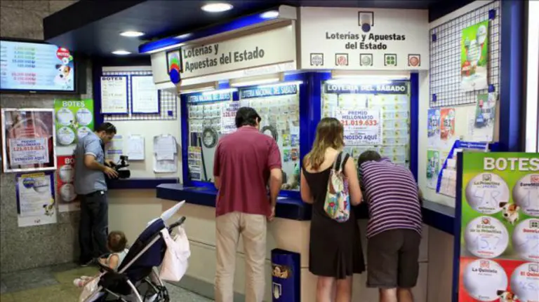 Varias personas en una admnistración de loterías EFE