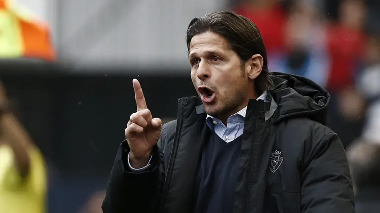 El entrenador serbio de Osasuna, Petar Vasiljevic, durante el partido ante el Deportivo en El Sadar. EFE/Jesús Diges