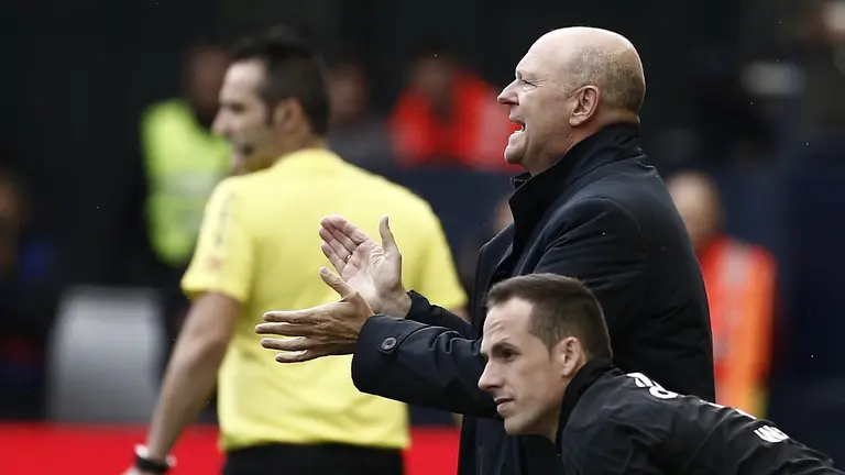 El entrenador del Deportivo de la Coruña, Pepe Mel en el partido ante Osasuna en el estadio de El Sadar. EFE/Jesús Diges