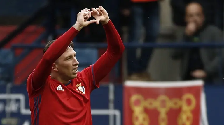 El jugador hispano-colombiano de Osasuna Jhon Steven celebra su gol marcado ante el Deportivo correspondiente a la trigésimo quinta jornada de LaLiga Santander disputado hoy en el estadio de El Sadar. EFE/Jesús Diges