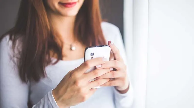 Chica joven con su teléfono móvil. ARCHIVO