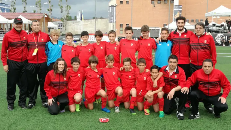 Entrenadores y jugadores de la selección navarra sub-12.